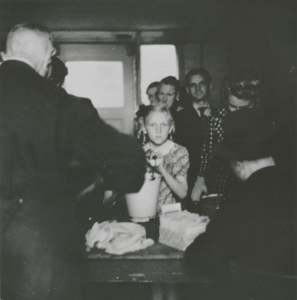 876778 Portret van een meisje met een emmer dat in de rij staat voor uitdeling van voedsel bij de gaarkeuken die ...